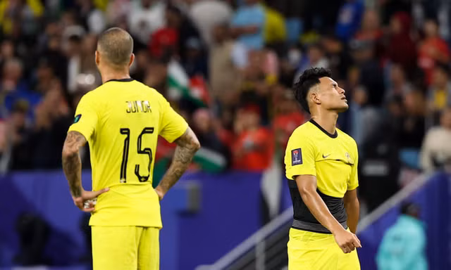 U23 Malaysia bị các đàn anh 'tấn công' khi về nước
