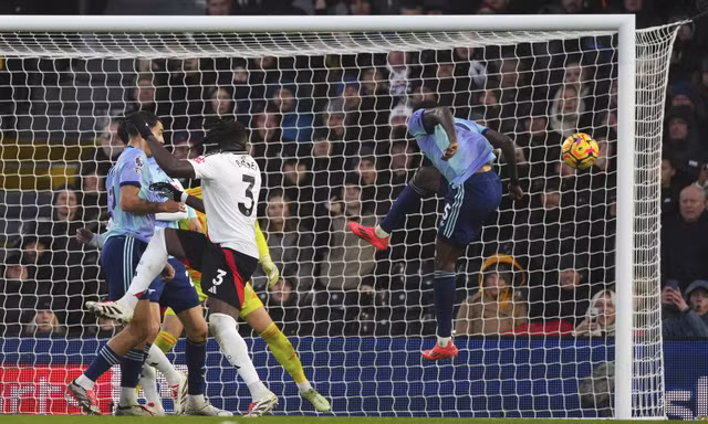 Arsenal bị chia điểm trên sân Fulham 