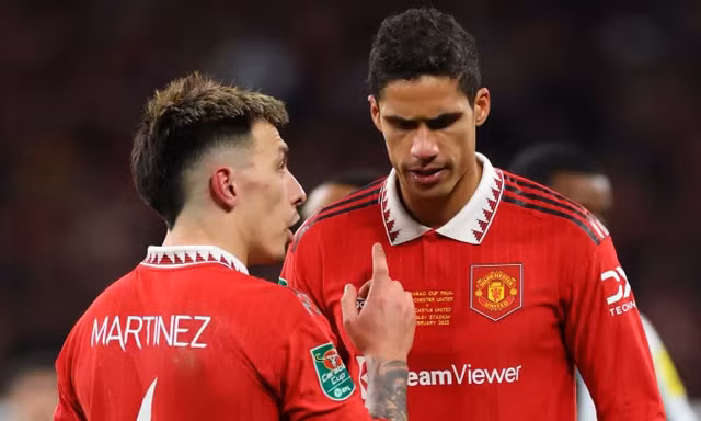 MU nhận tin sét đánh về bộ đôi trung vệ Varane - Martinez