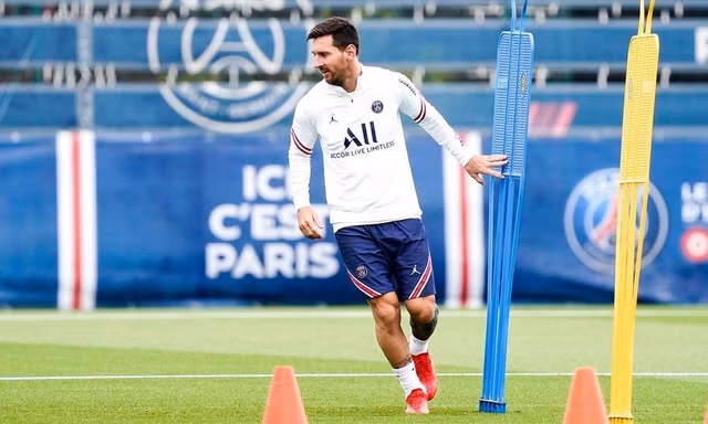 Messi bị loại khỏi đề cử giải Cầu thủ xuất sắc nhất năm của UEFA