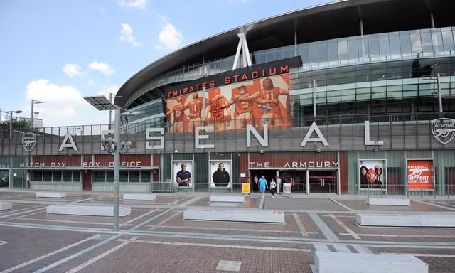 CĐV quay lưng với Arsenal trước trận gặp Chelsea
