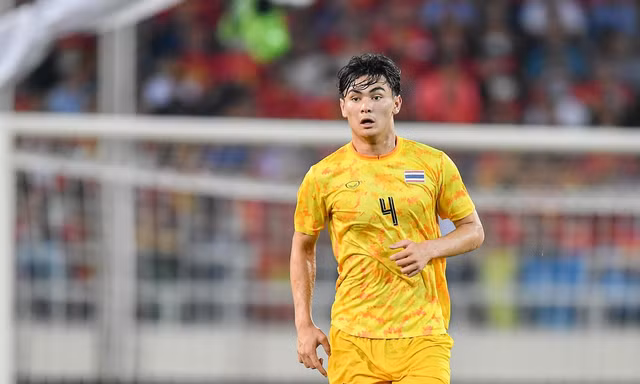 Hậu vệ nhập tịch tuyển Thái Lan gặp rắc rối vì hành vi thiếu chuẩn mực