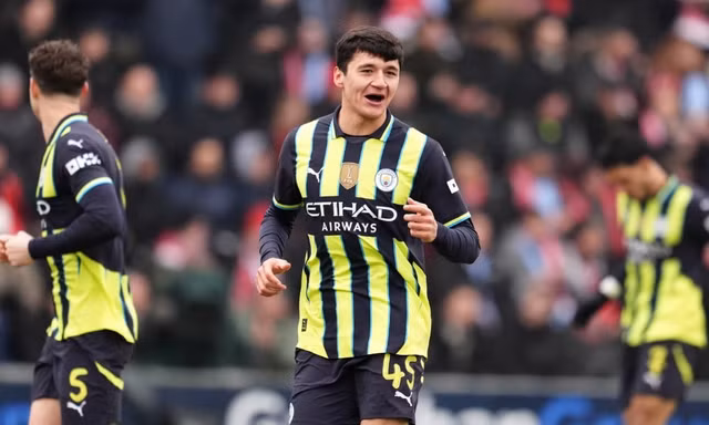 Tân binh Uzbekistan ghi bàn hài hước, Man City thắng nhọc đội hạng 3