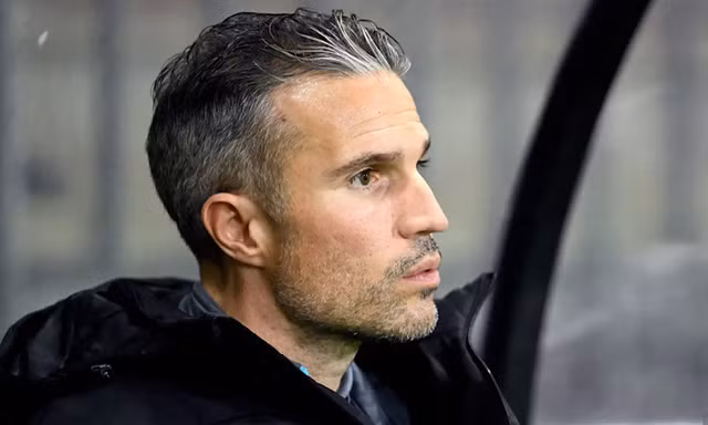 Van Persie và học trò ôm hận vì sự cố hài hước: CLB để 12 cầu thủ thi đấu tại giải VĐQG Hà Lan