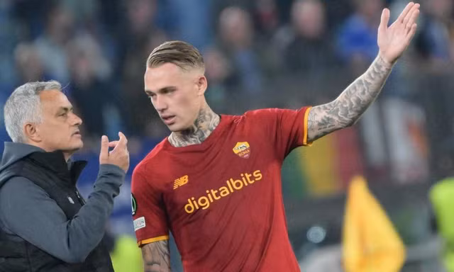 Bị Mourinho vạch tội, hậu vệ Roma đưa gia đình 'lánh nạn'