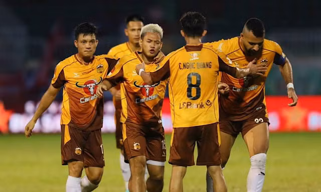 LPBank HAGL và SLNA dắt tay nhau trụ hạng, Hồng Lĩnh Hà Tĩnh cay đắng đi play-off