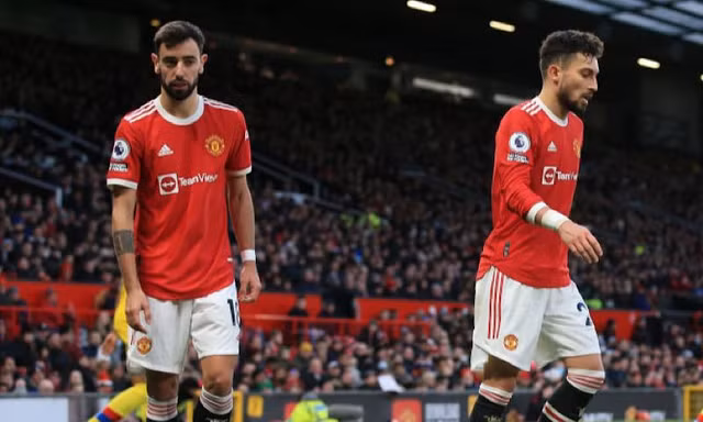 Ronaldo tịt ngòi, MU chia điểm với đội nhóm cuối