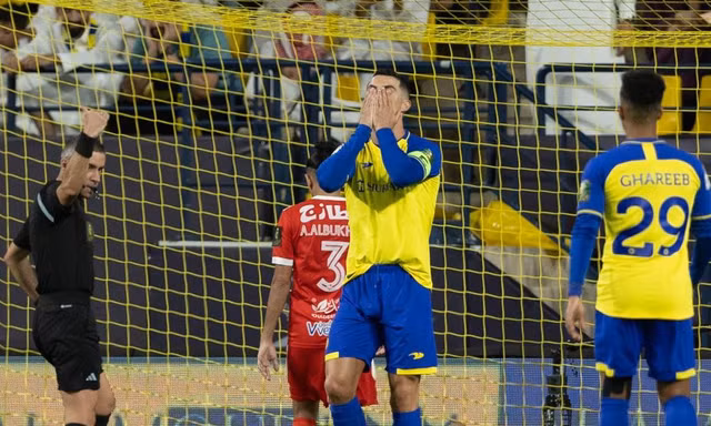 Al Nassr lại thua, Ronaldo lại có hành động gây tranh cãi