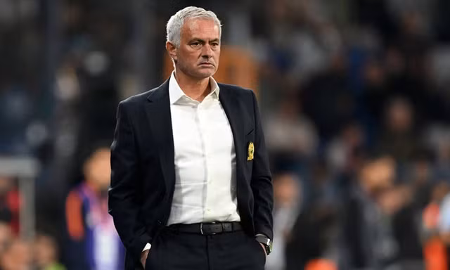 Jose Mourinho chính thức trắng tay, phát biểu đầy cay cú khi bị đối thủ chọc tức