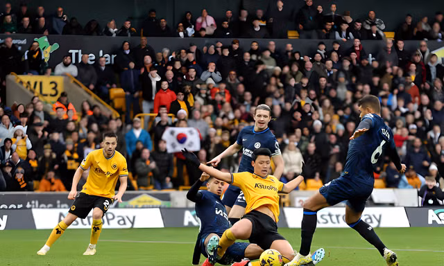 Wolves khiến Chelsea nhận 'chén đắng' đêm Giáng sinh 