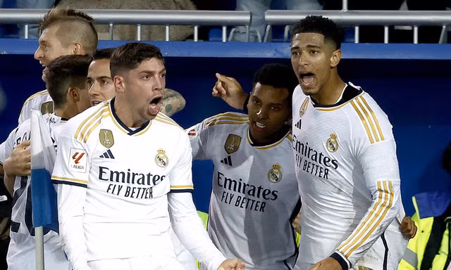 Real Madrid chiếm ngôi đầu, bắt Barcelona ngửi khói ở cuộc đua vô địch