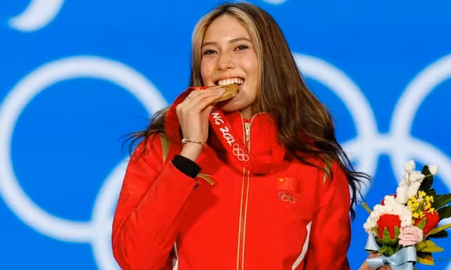 VĐV được săn đón nhiều nhất Olympic 2022 bị xới tung chuyện gia đình