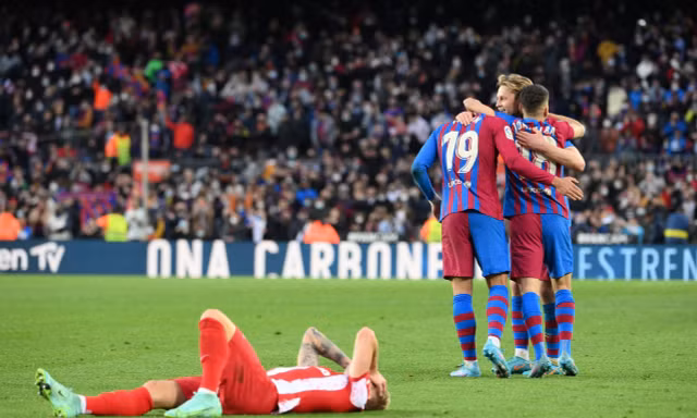 Ngược dòng hạ Atletico, Barca chiếm tốp 4