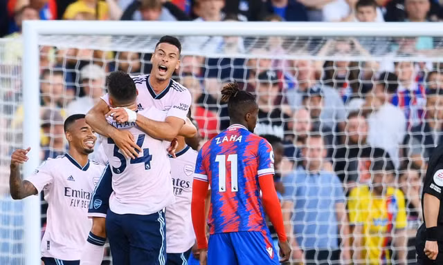 Arsenal khởi đầu may mắn tại Ngoại hạng Anh