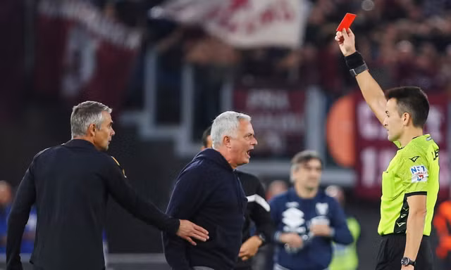 Jose Mourinho 'hờn dỗi' vì nhận thẻ đỏ