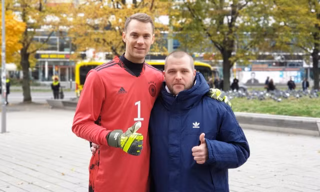 Manuel Neuer bị chỉ trích keo kiệt vì hành động gây tranh cãi