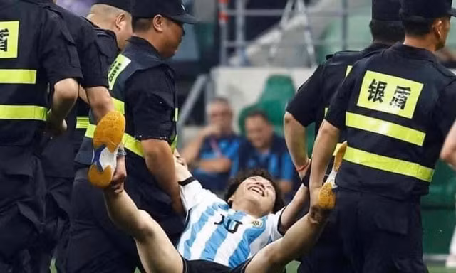 Bị cảnh sát bắt vì ‘tấn công’ Messi, fan Trung Quốc vẫn cười tươi