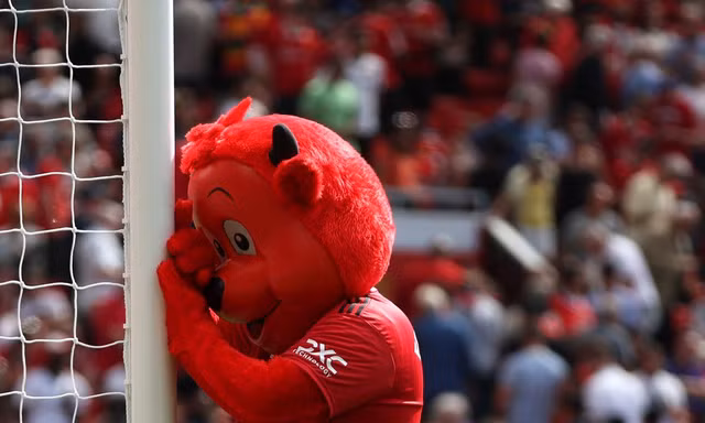 MU vượt Man City, vươn lên số 1 Ngoại hạng Anh về chi hoang