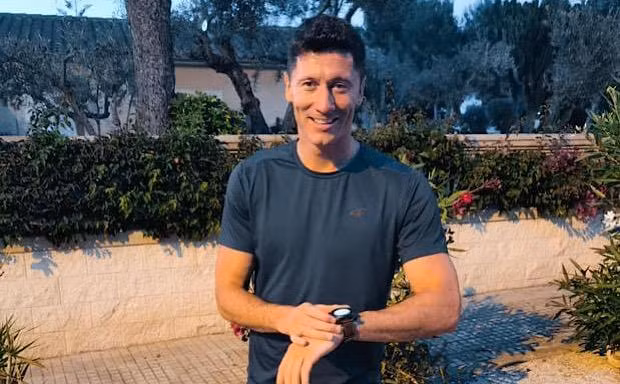 Lewandowski rượt bắt trộm trên phố, lấy lại đồng hồ tiền tỷ