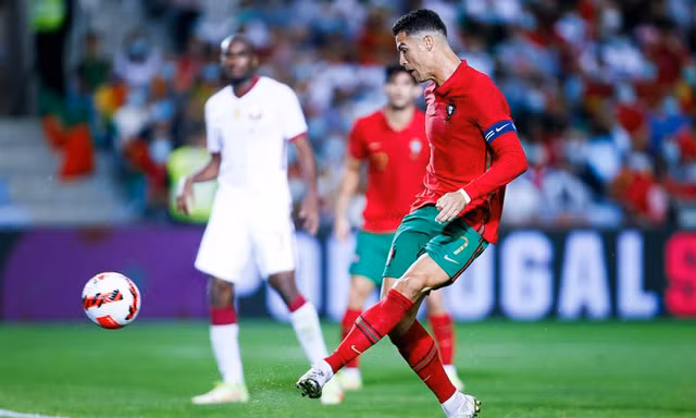 Ronaldo tỏa sáng, HLV tuyển Bồ Đào Nha có dịp 'dạy' MU cách dùng trò cưng