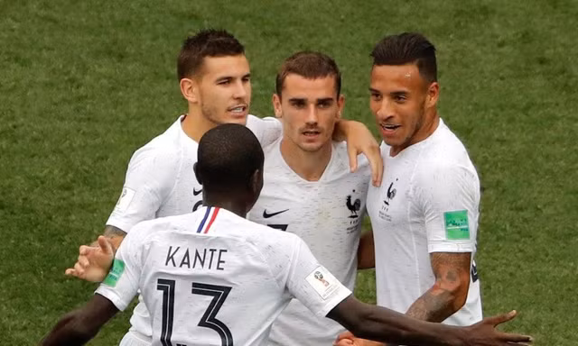 Lucas Hernandez (bìa trái) trong màu áo ĐT Pháp