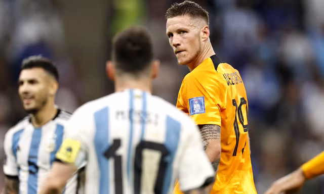Tiền đạo đội tuyển Hà Lan lên tiếng sau khi bị Messi mắng chửi