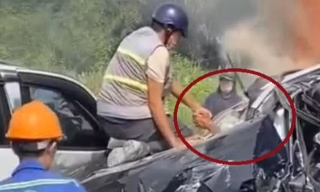 Người đầu tiên kéo tài xế kẹt trong xe Volvo: 'Đừng gọi tôi là người hùng'