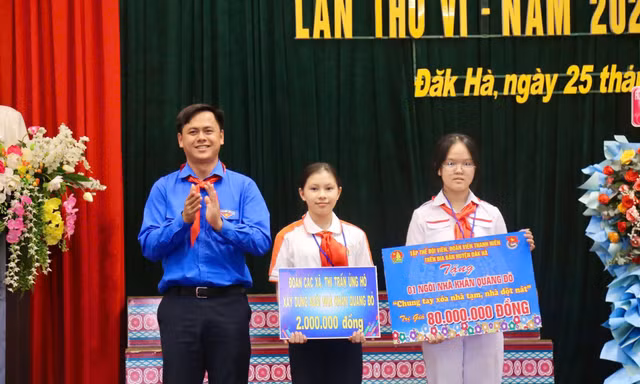 Hội đồng Đội huyện Đăk Hà trao tặng 1 ngôi nhà "Khăn quàng đỏ"