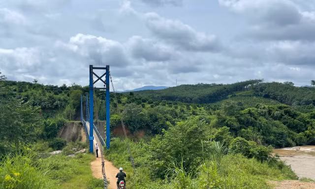 Cầu treo đi vào hoạt động được 3 năm, nhưng nhà tài trợ vẫn chưa thanh toán 2 tỉ đồng