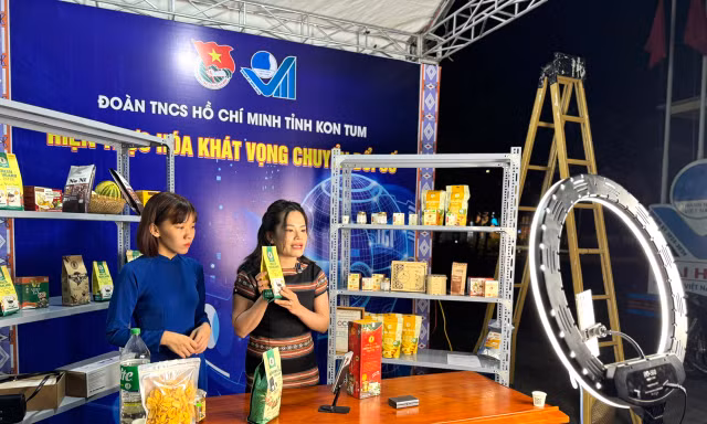 Sôi nổi livestream tại Hội chợ sản phẩm Thanh niên Kon Tum