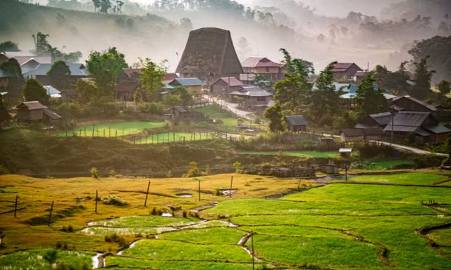 Măng Đen thu hút du khách với khí hậu mát mẻ và danh lam thắng cảnh kỳ vĩ