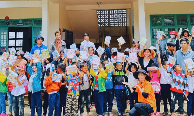 Các em học sinh tại xã biên giới Kon Tum vui mừng nhận quà cho năm học mới. 