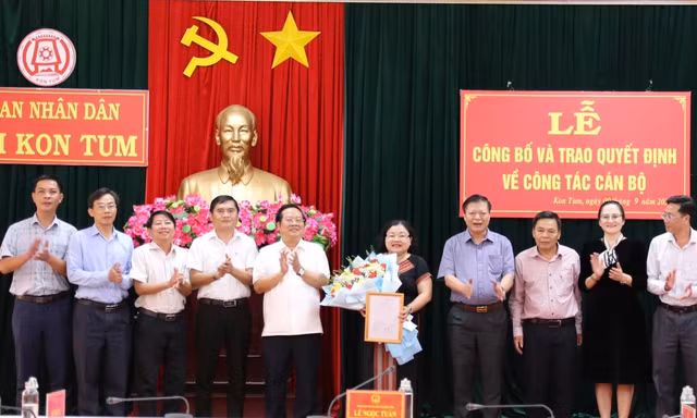 Chủ tịch UBND tỉnh Kon Tum tặng hoa chúc mừng tân Phó Phó Giám đốc Sở Nội vụ