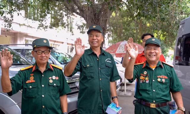 Các thương binh, bệnh binh Trung tâm Điều dưỡng thương binh Nho Quan, tỉnh Ninh Bình vẫy tay chào tạm biệt.
