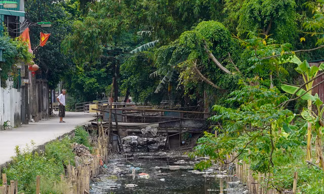 Mương nước thải hôi thối bủa vây người dân ở thôn Vĩnh Ninh (xã Vĩnh Quỳnh, huyện Thanh Trì, Hà Nội).