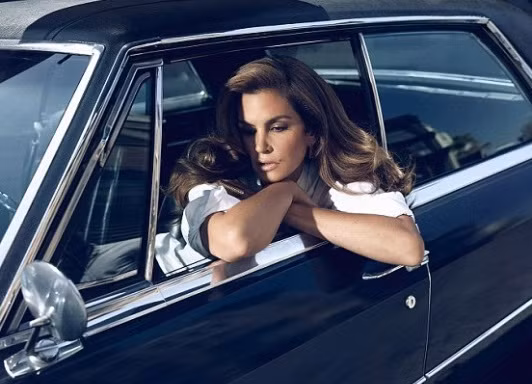 Gần 50 tuổi, siêu mẫu Cindy Crawford vẫn 'hút hồn'