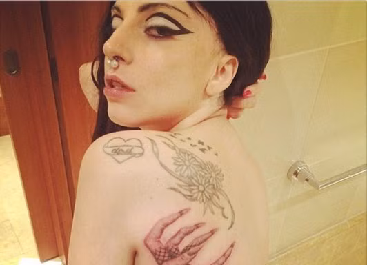 Lady Gaga khoe hình xăm kinh dị đón Halloween