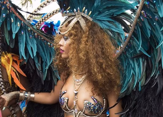 Đỏ mặt với màn khoe thân của ca sĩ Rihanna ở tiệc hóa trang