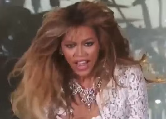 Nhảy quá sung, Beyonce bị bung áo giữa sân khấu