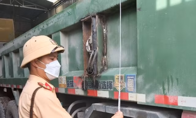 Lực lượng CSGT xử lý xe cơi nới thùng.