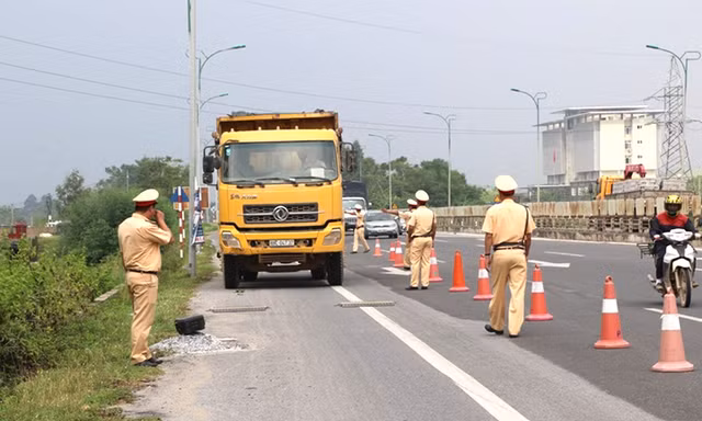 CSGT Công an tỉnh Vĩnh Phúc kiểm tra xe quá tải.