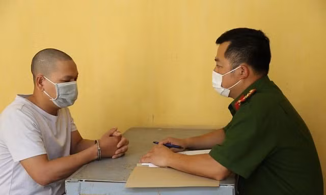Công an huyện Bình Xuyên lấy lời khai đối tượng Nguyễn Công Minh. 