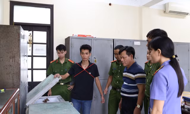 Nghi phạm tại hiện trường. Ảnh: Ngân Hà