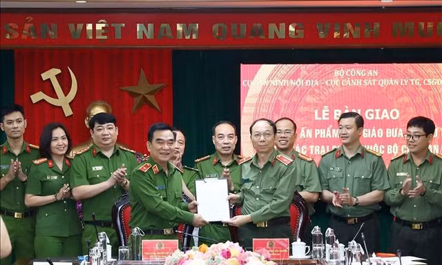 Các đại biểu tại lễ bàn giao. 