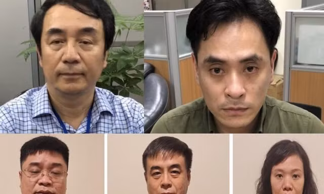 Ông Trần Hùng cùng một số bị can trong vụ án sách lậu.