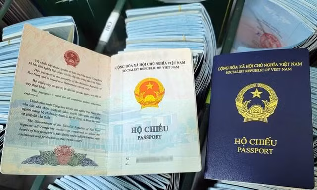 Công dân Việt gặp khó khi sử dụng hộ chiếu phổ thông mẫu mới.