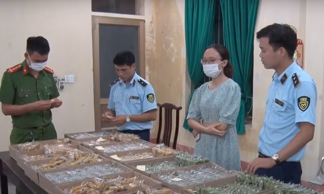 Lực lượng chức năng phát hiện số bánh trung thu không rõ nguồn gốc xuất xứ.