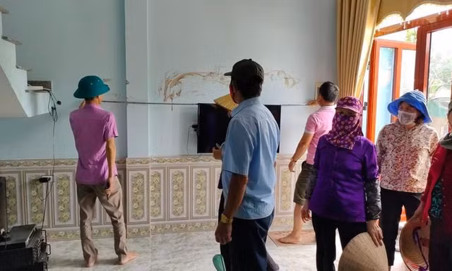 Ông Yên sau khi bị chém đã bôi máu lên tường nhà ông Quân.