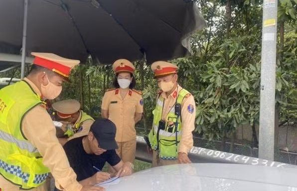 Lực lượng CSGT xử lý các trường hợp dương tính với ma tuý.
