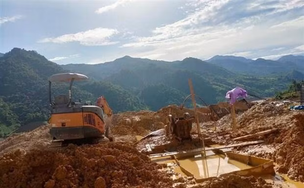 Hiện trường vụ khai thác khoáng sản. Ảnh Nguyễn Oanh/TTX